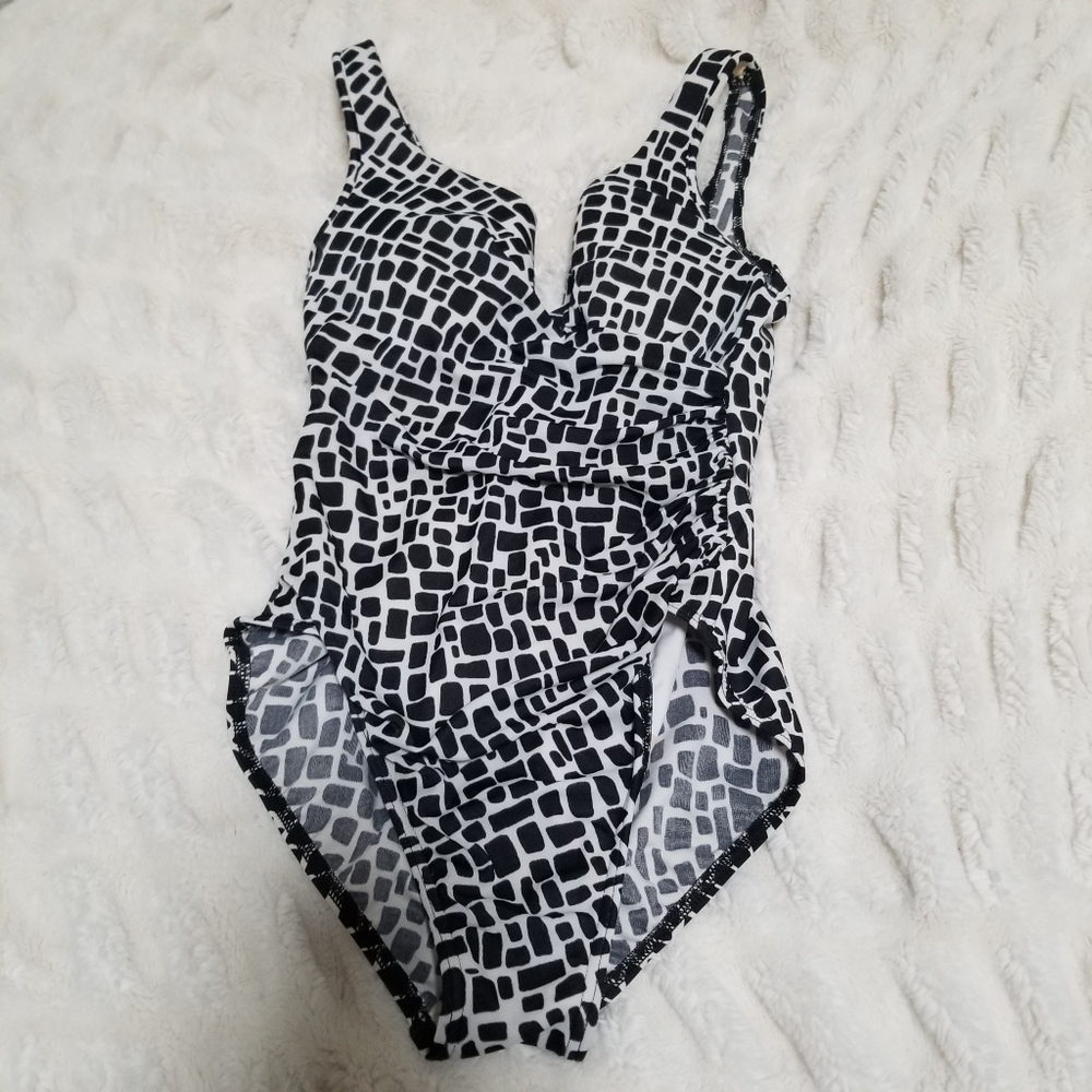 Miraclesuite women's Swimsuit Size 10